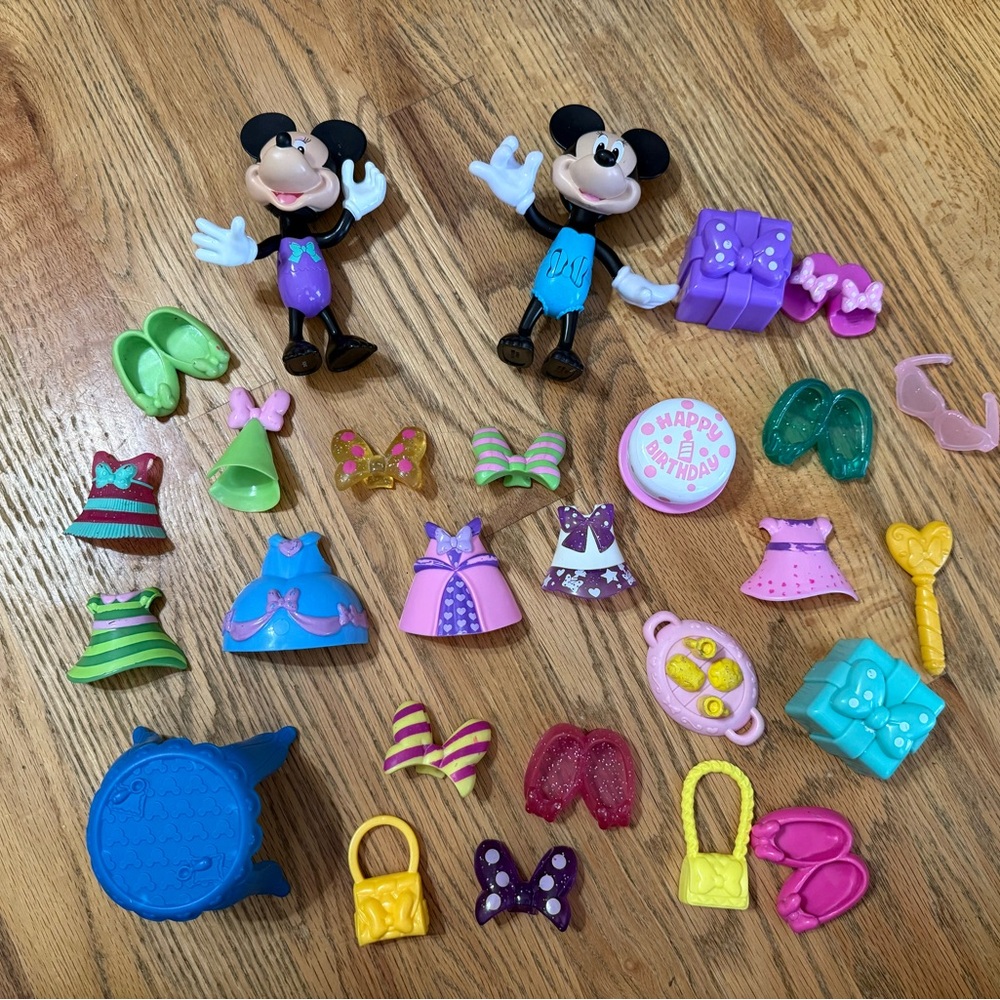 Minnie Mouse Snap 'N Style playset, with two Minnie Mouse snap-on dresses